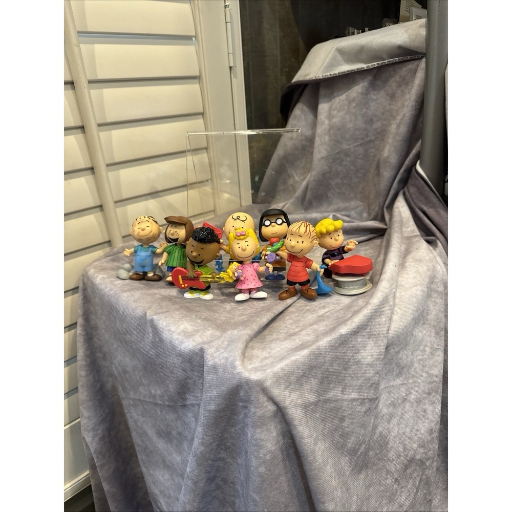 JUST PLAY Charlie Brown gang.  8 Figures. ‎ 3 Inches High